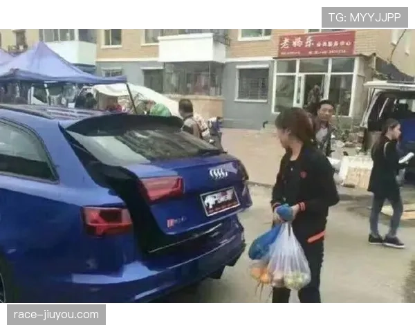高磊豪车接送下车穿拖鞋去买菜,这反差有毒 高磊豪车接送下车穿拖鞋去买菜,这反差有毒